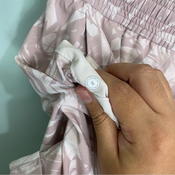 Lululemon Spring Break Away Short Shadow‎ Leaf Light Ivory Muse Sz 8 W7AY6S - Picture 5 of 5